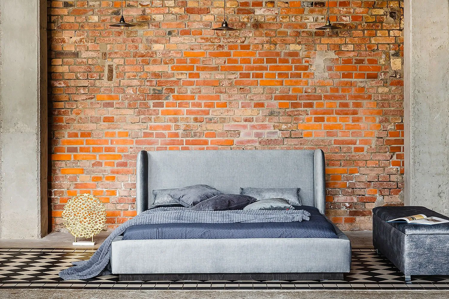 Materac Multi SoftCare 7 Łóżko tapicerowane Lea z materacem, przy ceglanej ścianie